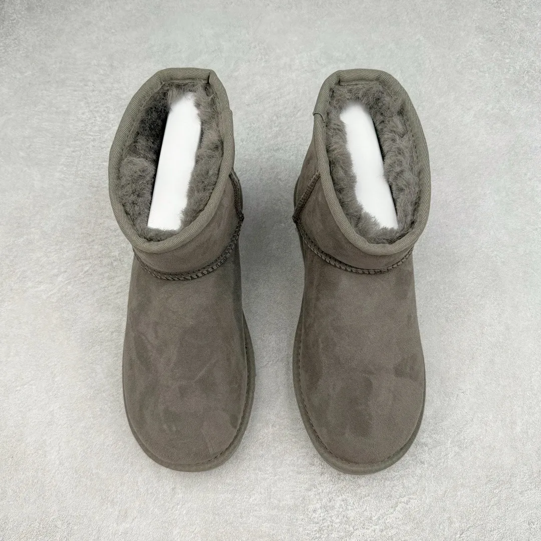 Pick up locally💰520 UGG 6222 Classic short-cut autumn and winter sheepskin and fur integrated snow boots. All shoes are made from the same factory as ZP. Longfeng A-grade Australian imported sheepskin and fur integrated men's and women's boots. Brand OEM production line. Fully follow the ZP process. OEM original pattern maker. Adhering to the principle of no original shoes and no development selection. Pay attention to every detail. The most authentic version on the market. TREADLITE "Light Wing" technology outsole. Lightweight/durable/flexible/pile size: 35 36 37 38 39 40 41 42 43 44 45 Coding: by2936060